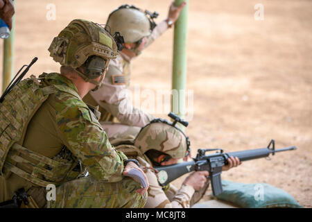 Australische Armee Cpl. Lukas Ryder, mit Task Force Taji, beobachtet, irakische Soldaten Durchführung Bereich Trainer Praxis während der Bagdad Kampfschule Treffsicherheit Instructor Kurs im Camp Taji, Irak, 28. März 2018. Die Schulung ist Teil des gesamten Combined Joint Task Force - inhärenten Lösen erweiterte Kapazitäten Mission, die zur Ausbildung von Sicherheitsfunktionen, die in der Nation zu verbessern. Stockfoto