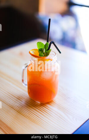 Glas Orangensaft auf hölzernen Tisch in Luncheonette. Stockfoto