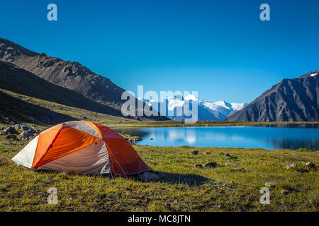 Einsame Hütte steht am Ufer des Sees Primul. Mountain Pass, Blick auf Prohodnoy Chon Kemin Tal in Kirgisistan. Stockfoto