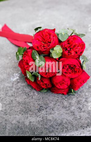 Wedding Bouquet von Burgund Rosen mit Bändern Stockfoto