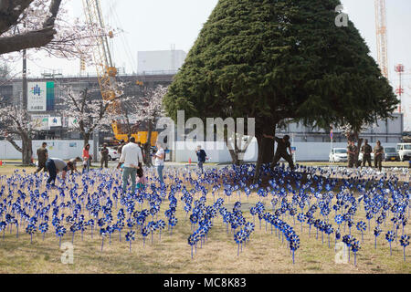 Marine Corps Air Station (WAB) Iwakuni Bewohner Anlage blue Pinwheels während des 2018 National Child Abuse Prevention Pinwheel Pflanzen bei WAB Iwakuni, Japan, 29. März 2018. Die blauen Pinwheels wurden als Teil der nationalen Kindesmissbrauch Prävention Monat Aktivitäten gepflanzt und die Möglichkeit für Einzelpersonen und Organisationen, Maßnahmen zu ergreifen. Stockfoto