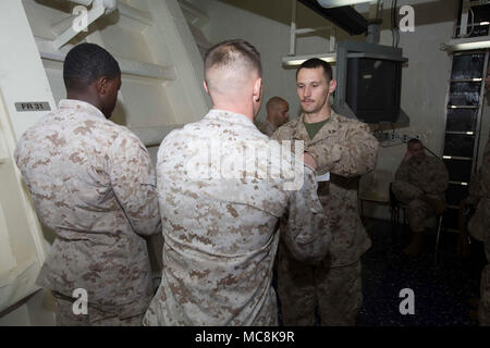 Us Marine Corps Lance Cpl. Bailey H. Quinn, ein MV-22 Osprey B Mannschaft Leiter mit Marine Medium Tiltrotor Squadron (VMM) 162 (verstärkt), 26 Marine Expeditionary Unit (MEU), erhält ein Zertifikat der Graduierung ein Hauptgefreiter Seminar Graduierung an Bord der Wasp-Klasse amphibisches Schiff USS Iwo Jima (LHD7), 29. März 2018. Die 26. MEU auf See eingesetzt wird Maritime Security Operations, Krisenbewältigung und Theater Zusammenarbeit im Bereich Sicherheit und zugleich eine vorwärts Expeditionary naval Präsenz in Europa und dem Nahen Osten. Stockfoto