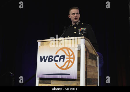 COLUMBUS, Ohio - Maj. Eric Williams, kommandierender Offizier der einziehenden Station Charleston, West Virginia, kündigt das United States Marine Corps und Women's Basketball Coaches Association (WBCA) National Collegiate Trainer des Jahres Preisträger während der wbca Convention 2018 an der Greater Columbus Convention Center, Columbus, Ohio, 30. März 2018. Marines nahmen an der WBCA mit Frauen aller Erfahrungsstufen zu engagieren und sie über die Möglichkeiten innerhalb der Korps informieren. Dieses Jahr, das Marine Corps feiert 100 Jahre da Frauen zuerst die Korps, ein Jubiläum gefeiert, trat für die Pro Stockfoto