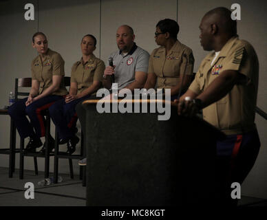 COLUMBUS, Ohio - pensionierter Marine Lieutenant Colonel Sean Braziel, Eishockey Trainer der US-amerikanischen olympischen Männer, bespricht die mentorenschaft während der So Möchten Sie einen Trainer Marine Corps Podiumsdiskussion während der 2018 Women's Basketball Coaches Association (WBCA) Übereinkommen an der Greater Columbus Convention Center, Columbus, Ohio, am 30. März. Marines besuchte WBCA mit Frauen aller Erfahrungsstufen zu engagieren und sie über die Möglichkeiten innerhalb der Korps informieren. Dieses Jahr, das Marine Corps feiert 100 Jahre seit Frauen zuerst das Korps, ein Jubiläum trat für den Fortschritt der Frauen, die jetzt gefeiert. Stockfoto