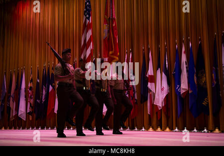 Us Marine Corps Farben Farben für den Ruhestand 2 Bataillon, 78. Der 8. Marine Regiment Schlacht Farben rededication Zeremonie auf Lager Schwab, Okinawa, Japan, 30. März 2018. Während der Zeremonie, Marines rededicated ihre Schlacht Farben Leistungen der Vergangenheit zu würdigen und freuen uns auf zukünftige Leistungen. Marines mit 2/8 Zu 3. Marine Division als Teil der Einheit Deployment Program auf Okinawa, Japan. Stockfoto