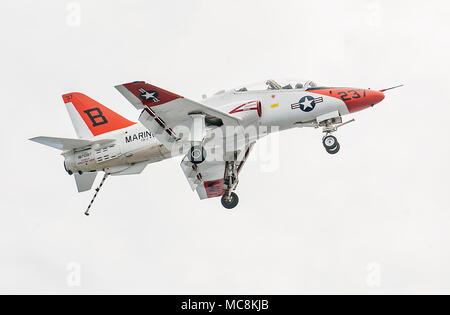 Atlantischer Ozean (30. März 2018) ein T-45C Goshawk, angeschlossen an Training Air Wing (TW) 2, fliegt über den Flugzeugträger USS George H.W. Bush (CVN 77). Das Schiff ist im Gange, die Erhaltung übungen Träger bereit zu halten. Stockfoto