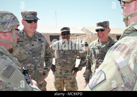 Von links, Brig. Gen. Trent Kelly, der Direktor des Joint Staff, Oregon National Guard Joint Force Headquarters, Command Sgt. Maj. Sylvester Tatum, das Land Component Command Sgt. Maj., Pennsylvania National Guard, und Generalmajor Janson Boyles, der Adjutant General von Mississippi sprechen Sie mit Soldaten über das Leben in dem Feld während ein Biwak in der Nähe von Camp McGregor, N.M., 20. März 2018. Den Befehl Gruppe besucht Soldaten der 155. ABCT Ausbildung hier für einen bevorstehenden Einsatz in den Nahen Osten. Stockfoto