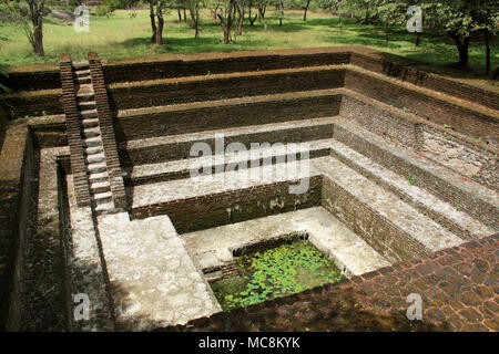 Eine traditionelle Pool im Royal antiken Stadt Polonnaruwa in Sri Lanka Stockfoto