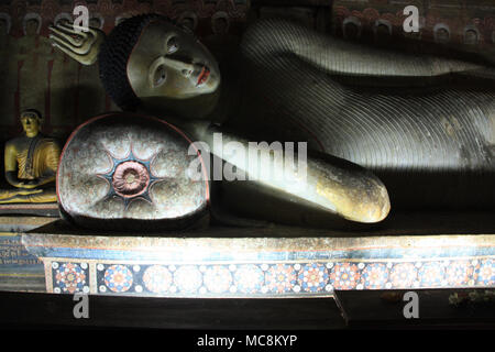 Liegenden Buddha in den Höhlentempel in Dambulla, Sri Lanka Stockfoto