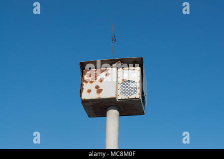 Dummy traffic Kamera Geschwindigkeit auf dem Hintergrund des blauen Himmels Stockfoto