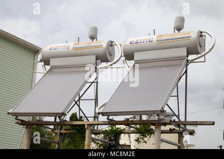 Gelendschik, Russland - August 6, 2012: Solaranlage auf dem Dach des Hauses installiert Stockfoto