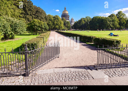 St. Petersburg, Russland - 31. Juli 2016: Metal Gate auf der grünen Wiese. Blick auf die St. Isaacs Kathedrale von Admiralität Damm Stockfoto