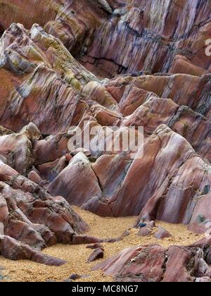 Ein Blick auf die Details und abwechslungsreiche Tonumfang eines Felsbrocken auf Bigbury-on-Sea Strand in Devon, Großbritannien. Stockfoto