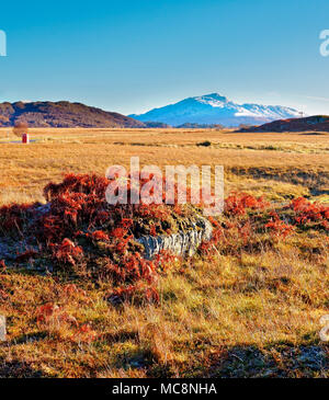 Ein Blick auf die Fernbedienung Kentra Bucht im Ardnamurchan Halbinsel mit Blick auf schneebedeckte Berge. Stockfoto