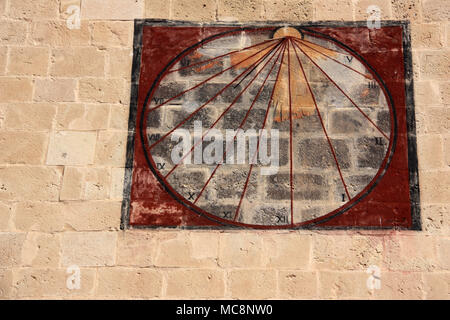 Sonnenuhr an der Außenwand des Rathaus von Alicante, Spanien lackiert Stockfoto