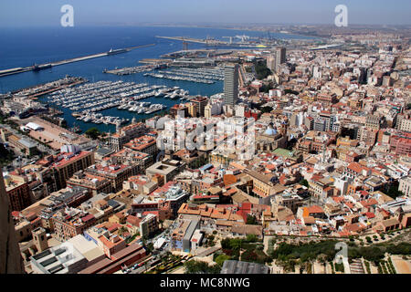 Die Spitze des Monte Benacantil bietet einen tollen Panoramablick von Alicante, Spanien. Stockfoto