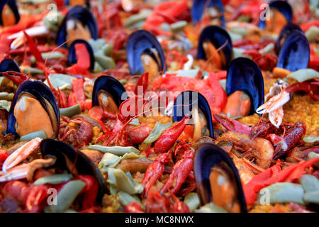 Große Pfanne von Meeresfrüchte Paella in einem Food Court am Hogueras de San Juan Festival in Alicante, Spanien Abschaltdruck Stockfoto