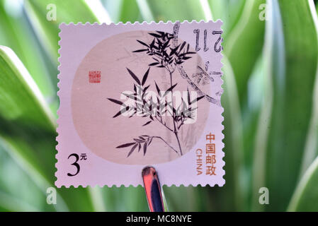 CHINA - ca. 2013: einen Stempel in Peking, China gedruckten zeigt P1 Spezielle - verwenden Sie Stempel für die Grußkarte (klemmt) (4-4), eine Familie schreiben Reporting Frieden, Stockfoto