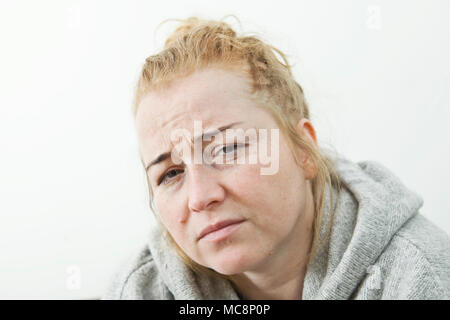 Junge Frau, die leiden unter Kopfschmerzen zu Hause, Nahaufnahme Stockfoto