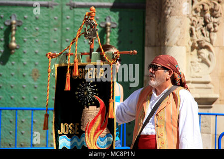 Traditionell bis mann am Hogueras de San Juan Festival in Alicante, Spanien gekleidet Stockfoto