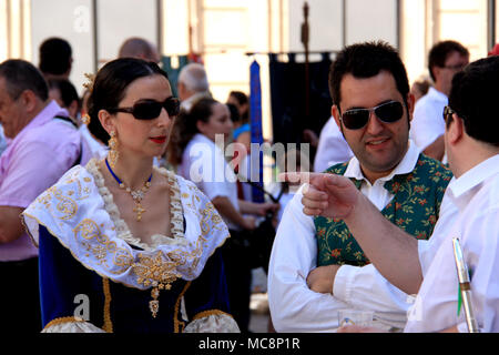 Traditionell gekleidete Menschen an den Hogueras de San Juan Festival in Alicante, Spanien. Stockfoto