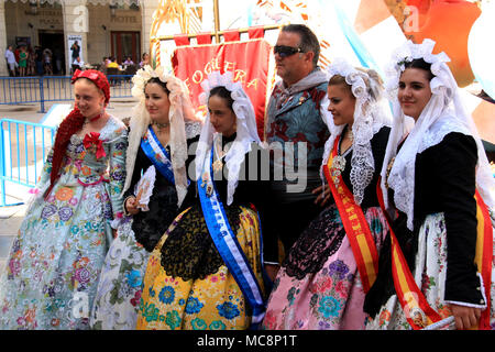 Traditionell gekleidete Menschen an den Hogueras de San Juan Festival in Alicante, Spanien, Buchung für ein Bild Stockfoto