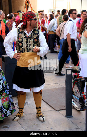 Traditionell bis mann am Hogueras de San Juan Festival in Alicante, Spanien gekleidet, Tapas essen Stockfoto