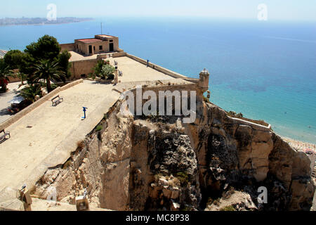 Die Burg Santa Bárbara auf der Spitze des Mount Benacantilin gelegen, mit Blick auf Alicante, Spanien Stockfoto