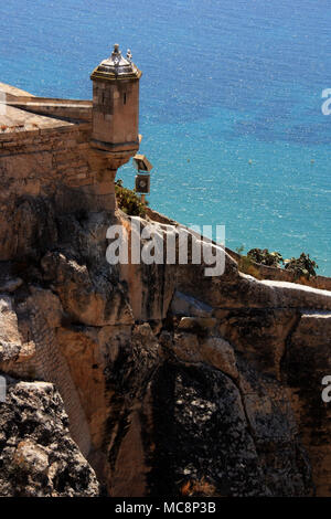 Die Burg Santa Bárbara auf der Spitze des Mount Benacantilin gelegen, mit Blick auf Alicante, Spanien Stockfoto