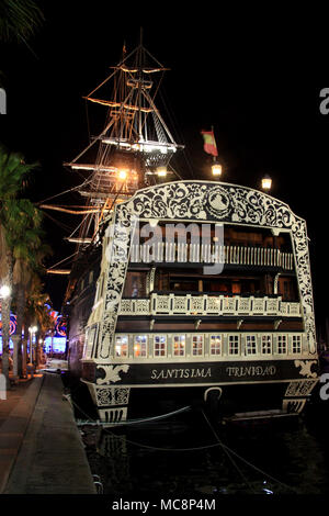 Die spanische Galeone "Nuestra Señora de la Santísima Trinidad" in den Hafen von Alicante, Spanien. Stockfoto