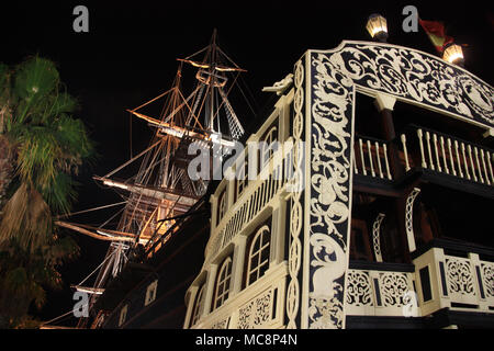 Die spanische Galeone "Nuestra Señora de la Santísima Trinidad" in den Hafen von Alicante, Spanien. Stockfoto