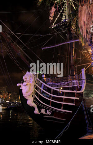 Die spanische Galeone "Nuestra Señora de la Santísima Trinidad" in den Hafen von Alicante, Spanien. Stockfoto
