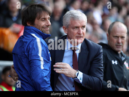 Chelsea manager Antonio Conte (links) und Stoke City Manager Mark Hughes vor der Premier League Spiel im St. Mary's Stadium, Southampton. Stockfoto