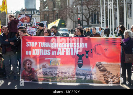 Fahrt Ihr Mini, Kate Hoey, Labour MP für Vauxhall findet ihren Weg in das House of Commons durch Pro-Kurdish Demonstranten blockiert. Mit: Atmosphäre, Wo: London, England, Großbritannien Wann: 14 Mar 2018 Credit: Wheatley/WANN Stockfoto