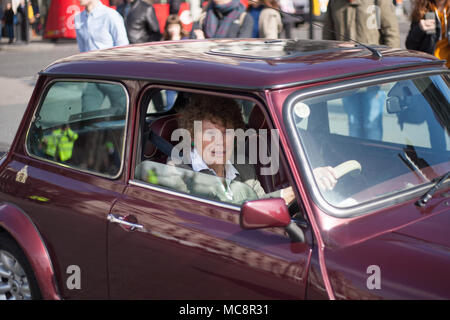 Fahrt Ihr Mini, Kate Hoey, Labour MP für Vauxhall findet ihren Weg in das House of Commons durch Pro-Kurdish Demonstranten blockiert. Mit: Kate Hoey, Labour MP für Vauxhall Wo: London, England, Großbritannien Wann: 14 Mar 2018 Credit: Wheatley/WANN Stockfoto