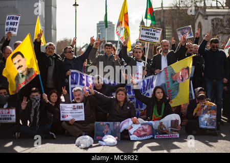 Fahrt Ihr Mini, Kate Hoey, Labour MP für Vauxhall findet ihren Weg in das House of Commons durch Pro-Kurdish Demonstranten blockiert. Mit: Atmosphäre, Wo: London, England, Großbritannien Wann: 14 Mar 2018 Credit: Wheatley/WANN Stockfoto