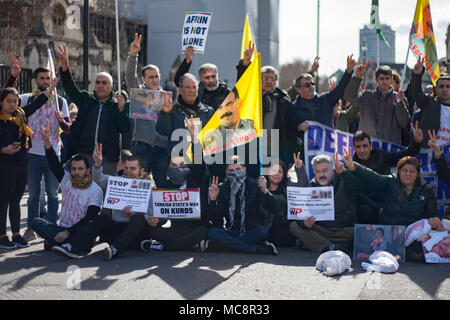 Fahrt Ihr Mini, Kate Hoey, Labour MP für Vauxhall findet ihren Weg in das House of Commons durch Pro-Kurdish Demonstranten blockiert. Mit: Atmosphäre, Wo: London, England, Großbritannien Wann: 14 Mar 2018 Credit: Wheatley/WANN Stockfoto