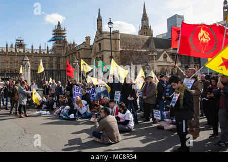 Fahrt Ihr Mini, Kate Hoey, Labour MP für Vauxhall findet ihren Weg in das House of Commons durch Pro-Kurdish Demonstranten blockiert. Mit: Atmosphäre, Wo: London, England, Großbritannien Wann: 14 Mar 2018 Credit: Wheatley/WANN Stockfoto