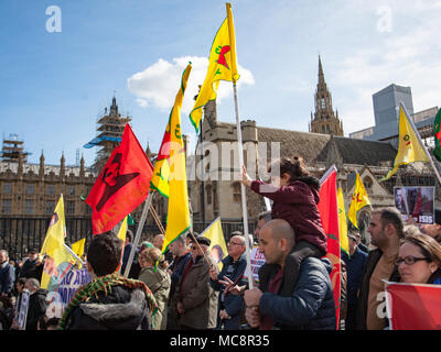 Fahrt Ihr Mini, Kate Hoey, Labour MP für Vauxhall findet ihren Weg in das House of Commons durch Pro-Kurdish Demonstranten blockiert. Mit: Atmosphäre, Wo: London, England, Großbritannien Wann: 14 Mar 2018 Credit: Wheatley/WANN Stockfoto