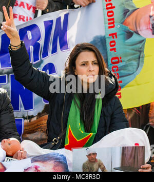 Fahrt Ihr Mini, Kate Hoey, Labour MP für Vauxhall findet ihren Weg in das House of Commons durch Pro-Kurdish Demonstranten blockiert. Mit: Atmosphäre, Wo: London, England, Großbritannien Wann: 14 Mar 2018 Credit: Wheatley/WANN Stockfoto