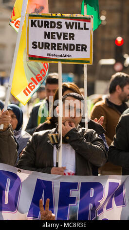 Fahrt Ihr Mini, Kate Hoey, Labour MP für Vauxhall findet ihren Weg in das House of Commons durch Pro-Kurdish Demonstranten blockiert. Mit: Atmosphäre, Wo: London, England, Großbritannien Wann: 14 Mar 2018 Credit: Wheatley/WANN Stockfoto