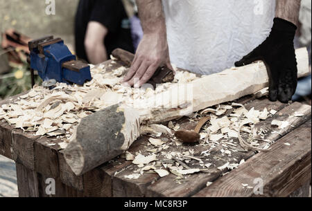 Die Hände eines Mannes tun einem Holzlöffel close-up Stockfoto