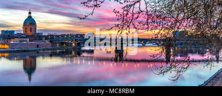 Panorama auf den Sonnenuntergang über dem Fluss Garonne mit Hopital La Grave und Saint- Pierre Brücke sichtbar Stockfoto