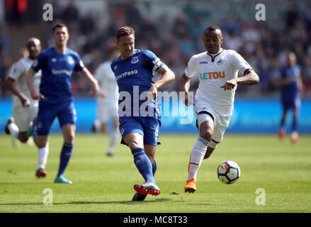 Everton ist Phil Jagielka (links) und der Swansea City Jordan Ayew während der Premier League Match in der Liberty Stadium, Swansea. Stockfoto