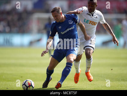 Everton ist Phil Jagielka (links) und der Swansea City Jordan Ayew Kampf um den Ball während der Premier League Match in der Liberty Stadium, Swansea. Stockfoto