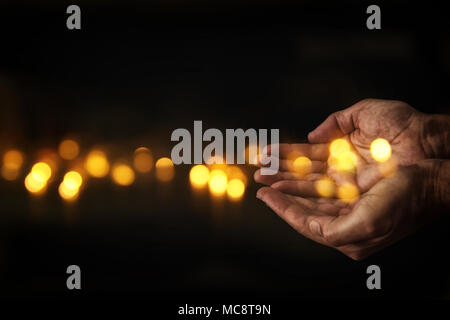 Closeup Hände der ältere Mann betteln um Hilfe. Konzept für Armut oder Hunger oder auf der Suche nach Licht in der Dunkelheit Stockfoto