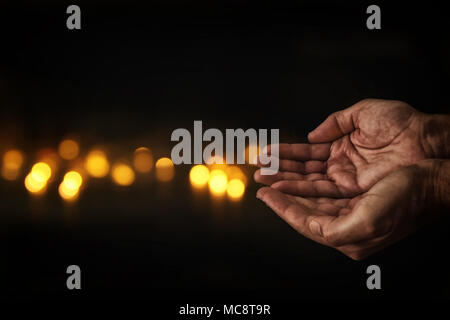 Closeup Hände der ältere Mann betteln um Hilfe. Konzept für Armut oder Hunger oder auf der Suche nach Licht in der Dunkelheit Stockfoto