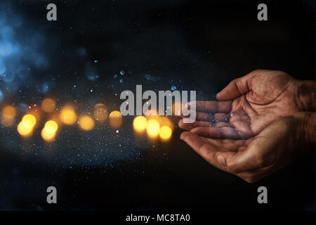 Closeup Hände der ältere Mann betteln um Hilfe. Konzept für Armut oder Hunger oder auf der Suche nach Licht in der Dunkelheit Stockfoto