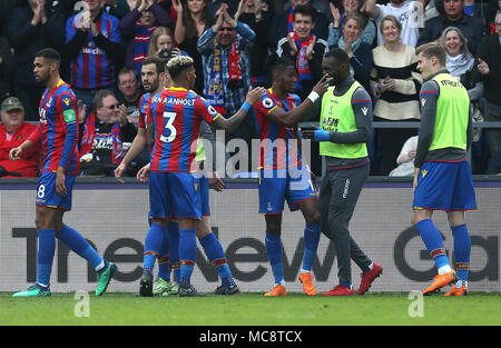 Crystal Palace Wilfried Zaha (Mitte rechts) feiert zählenden Dritten Ziel seiner Seite des Spiels mit Teamkollegen beim Premier League Spiel im Selhurst Park, London. Stockfoto