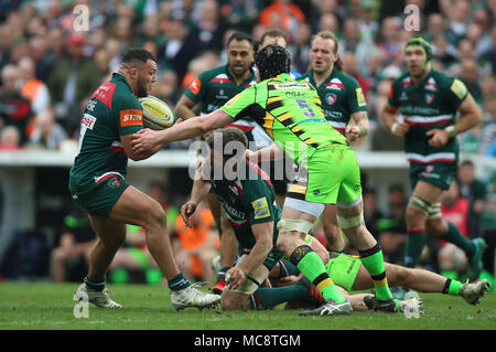 Leicester Tigers Ellis Genge wird von Northampton Saints James Craig während des Aviva Premiership Spiel in Welford Road, Leicester in Angriff genommen. Stockfoto